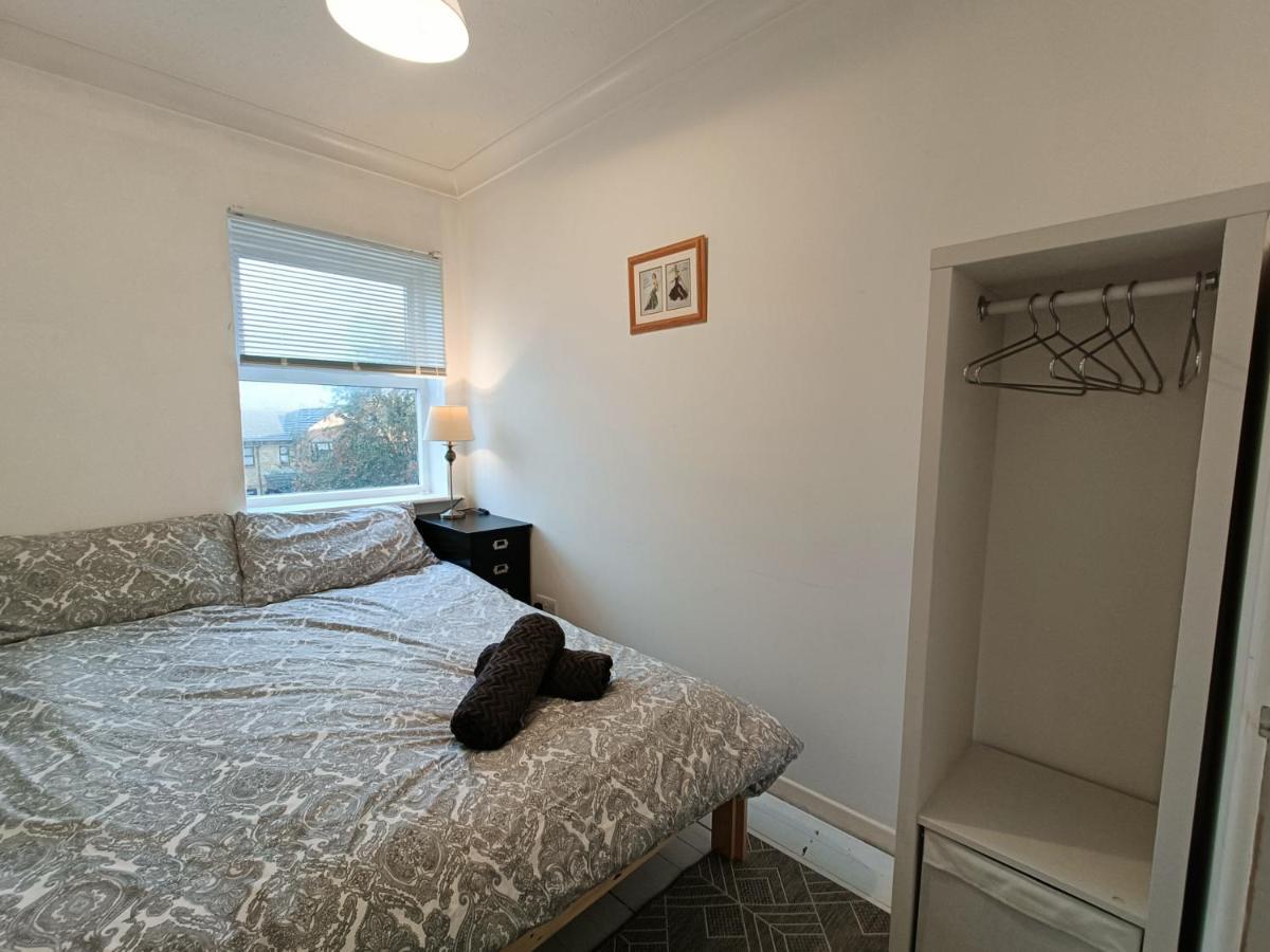 2 Bed Functional House Close To Manor Park Train Station Londra Esterno foto