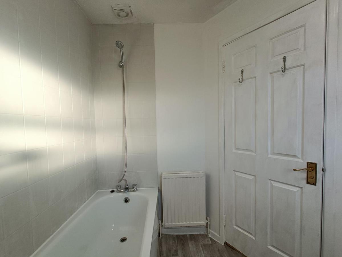 2 Bed Functional House Close To Manor Park Train Station Londra Esterno foto