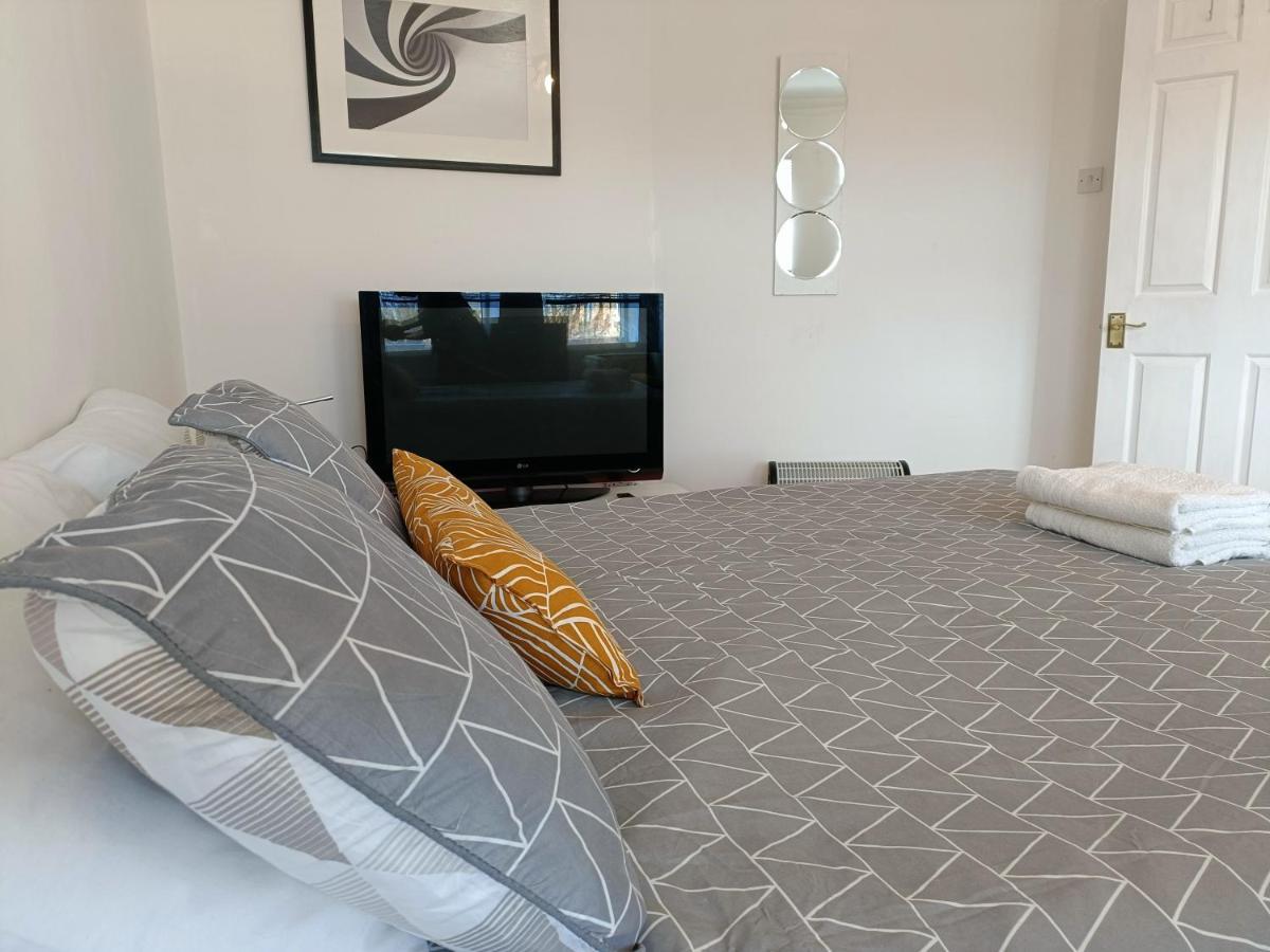 2 Bed Functional House Close To Manor Park Train Station Londra Esterno foto