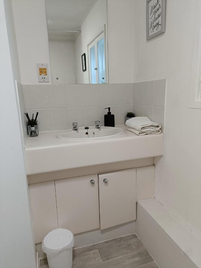 2 Bed Functional House Close To Manor Park Train Station Londra Esterno foto