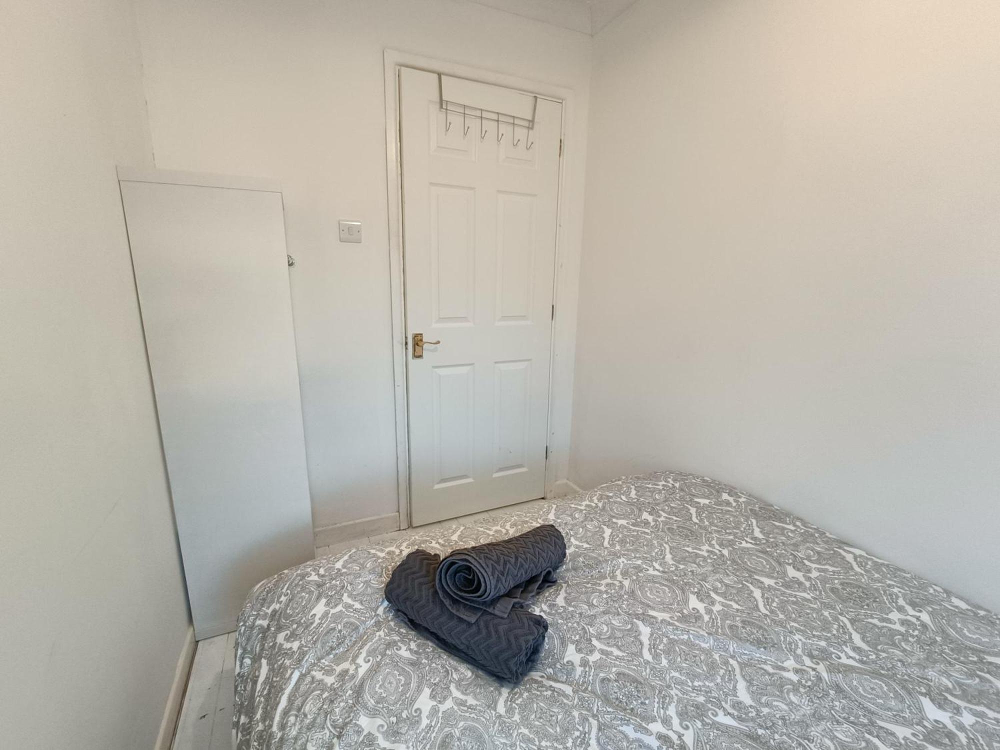 2 Bed Functional House Close To Manor Park Train Station Londra Esterno foto